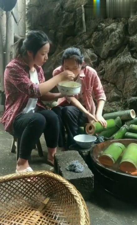 酒吧吃瓜小姐姐视频,揭秘夜店幕后故事